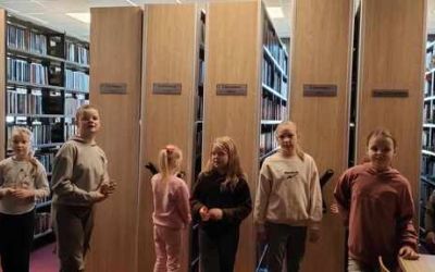 SP CZAPIEWICE: Wyjazd do kina uczniów kl. I-III