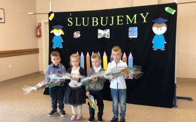 Ślubowanie klas I i pasowanie na przedszkolaka w Czapiewicach