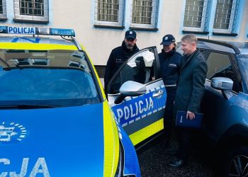 NOWY RADIOWÓZ NA STANIE POSTERUNKU POLICJI W BRUSACH