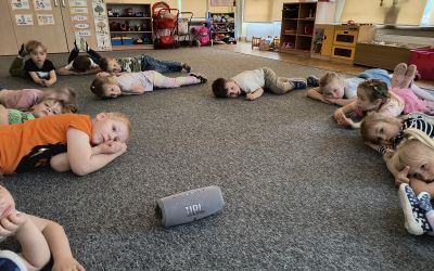 PRZEDSZKOLE NR 1: Biedronki w trakcie zajęć relaksacyjnych prowadzonych przy dźwiękach kojącej muzyki