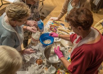 SENIORZY GOTOWALI KASZUBSKĄ "DZIADÓWKĘ" I PIEKLI ROGALIKI