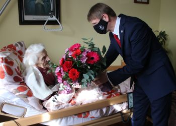 Z życzeniami z okazji 100. urodzin