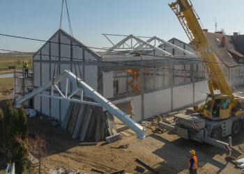 MONTAŻ KONSTRUKCJI DACHOWEJ SALI GIMNASTYCZNEJ W ZALESIU