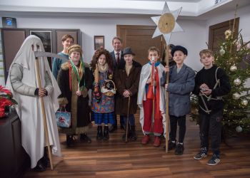 KASZËBSCZÉ GWIÔZDCZI ZAWITAŁY DO URZĘDU MIEJSKIEGO