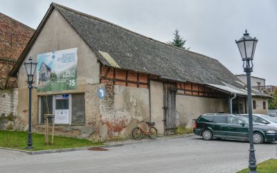 RUSZA RENOWACJA STAREGO BUDYNKU GOSPODARCZEGO W BRUSACH