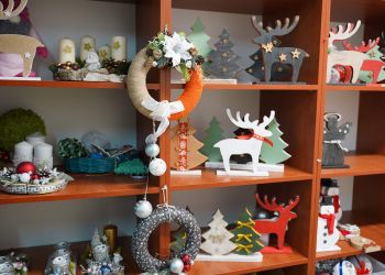 OZDOBY ŚWIĄTECZNE OD UCZESTNIKÓW WARSZTATU TERAPII ZAJĘCIOWEJ ORAZ ŚRODOWISKOWEGO DOMU SAMOPOMOCY W BRUSACH