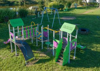 NOWA PRZESTRZEŃ REKREACYJNA W ZALESIU – PIERWSZE URZĄDZENIA JUŻ ZAMONTOWANE