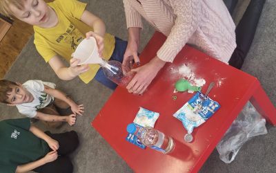 PRZEDSZKOLE NR 1: Jak nadmuchać balon bez używania ust i pompki?”