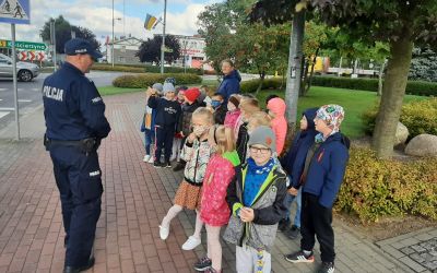SP NR 1 BRUSY: Dzieci z grup zerowych  przy SP nr 1 im.JP II w Brusach na Komisariacie Policji