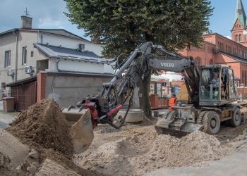 POSTĘPY PRAC PRZY PRZEBUDOWIE ULIC W CENTRUM BRUS – AKTUALNA SYTUACJA NA PLACU BUDOWY