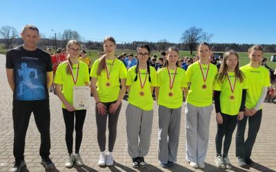 SP NR 1 W BRUSACH: Gminne Igrzyska Młodzieży Szkolnej w drużynowych biegach przełajowych dziewcząt