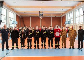 SUKCESY MŁODYCH STRAŻAKÓW Z GMINY BRUSY NA POWIATOWYCH HALOWYCH ZAWODACH SPORTOWO-POŻARNICZYCH