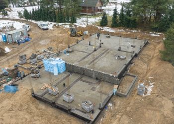 TRWAJĄ PRACE NAD BUDOWĄ ŚWIETLICY WIEJSKIEJ Z REMIZĄ W GŁÓWCZEWICACH