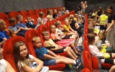 SP LUBNIA: Uczniowie ze Szkoły Podstawowej w Lubni uczestniczą w koncercie Disneya