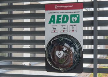 DEFIBRYLATOR ZEWNĘTRZNY AED PRZY URZĘDZIE MIEJSKIM