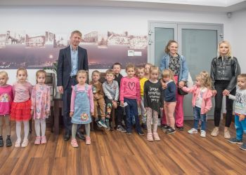 PRZEDSZKOLAKI Z KOSOBUD Z WIZYTĄ W URZĘDZIE
