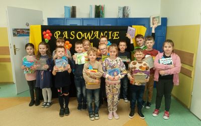 SP BRUSY NR 2: Pasowanie na czytelników uczniów klasy I a i I b w Szkole  Podstawowej  nr 2 w Brusach